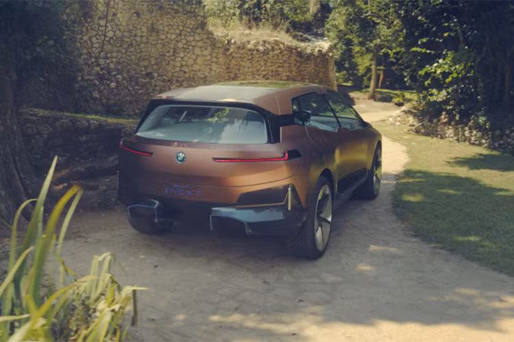 Ở phía bên ngoài, bạn dễ dàng thấy được rằng iNext có thiết kế lưới tản nhiệt hình thận kiểu mới nhưng chủ yếu là cho đẹp bởi xe sẽ chạy bằng điện năng hoàn toàn, cộng thêm một bộ phận trông giống như bộ khuếch tán gió phía sau, và một tấm gương ốp mái khổng lồ.