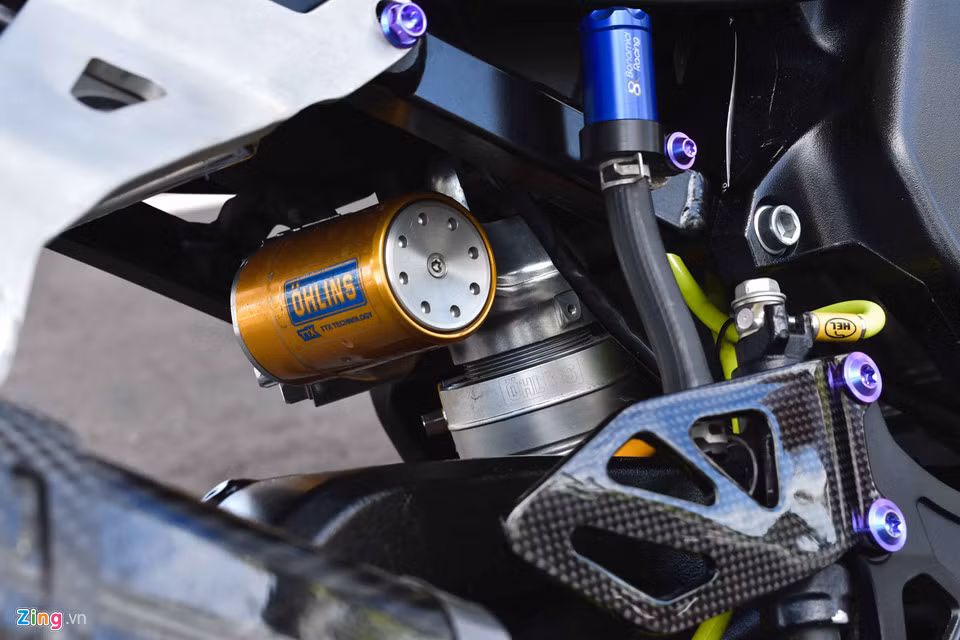 Giảm sóc sau Ohlins có núm vặn có giá khoảng 30 triệu đồng. Bình dầu sau hiệu Bonamici. Toàn bộ ốc đều là chất liệu titan do Proti sản xuất.