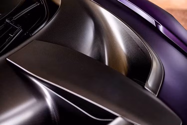 Bên trong khoang lái chiếc siêu xe McLaren Senna thứ 2 tại Hồng Kông có nội thất màu đen với các điểm nhấn màu cam nổi bần bật ở dây đai an toàn hay dòng chữ McLaren Special Operations xuất hiện ở bệ cửa.