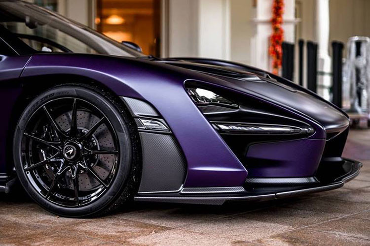 So với màu sơn đen bóng của chiếc siêu xe McLaren Senna đầu tiên xuất hiện ở Hồng Kông, bộ áo tím mờ của chiếc McLaren Senna thứ 2 trở nên nổi bật và ấn tượng hơn rất nhiều. 