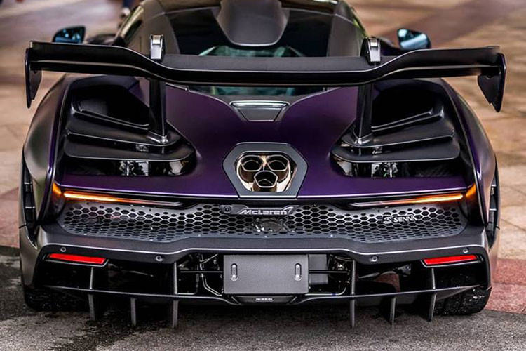 Chiếc siêu xe McLaren Senna ở Hồng Kông mang màu sơn tím mờ, đây là bộ áo do bộ phận McLaren Special Operations (MSO) tạo ra. Đối lập với màu sơn tím mờ, ngoại thất siêu xe McLaren Senna thứ 2 cập bến Hương Cảng còn có nhiều chi tiết bằng sợi carbon nhám.