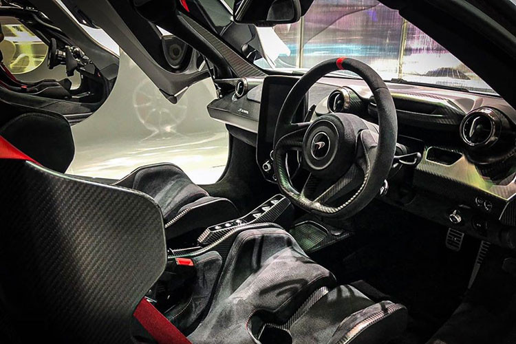 Khung xe Monocage III từ sợi carbon chính là yếu tố tạo nên chiếc McLaren Senna vốn dĩ được phát triển dựa trên chiếc McLaren 720S đã có mặt tại Việt Nam. Việc áp dụng sợi carbon là vật liệu chính trong việc chế tạo, nhờ đó, Senna có tổng trọng lượng khá nhẹ cân khi chỉ 1.198 kg.