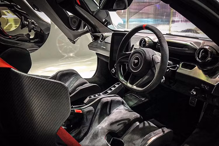 Khung xe Monocage III từ sợi carbon chính là yếu tố tạo nên chiếc McLaren Senna vốn dĩ được phát triển dựa trên chiếc McLaren 720S đã có mặt tại Việt Nam. Việc áp dụng sợi carbon là vật liệu chính trong việc chế tạo, nhờ đó, Senna có tổng trọng lượng khá nhẹ cân khi chỉ 1.198 kg.