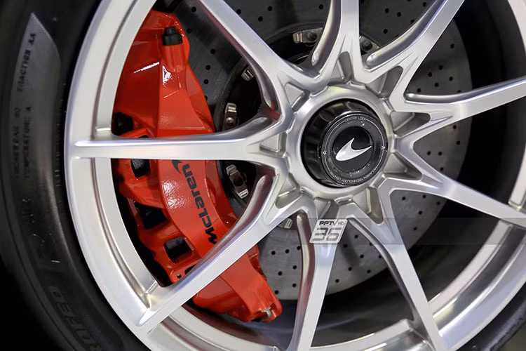 Siêu xe triệu đô McLaren Senna tại Thái Lan chính là mẫu xe mới nhất của thế hệ Ultimate Series được xây dựng, phát triển để tối ưu hóa khả năng vận hành trên đường phố và kể cả đường đua. Chiếc xe có cấu trúc siêu nhẹ nhờ vào khung xe và các tấm thân được làm từ sợi carbon.