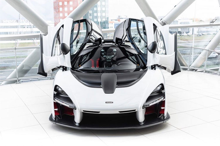 Giá xe McLaren Senna khi xuất xưởng bán ra khoảng 22,3 tỷ đồng, nhưng khi đến Thái Lan, mẫu xe này được một số trang tin ở Thái đồn đoán có giá lên đến 153 tỷ đồng, tức gấp 6 lần giá xe tại Mỹ. Đây là điều gây bất ngờ cho giới mê xe tại Đông Nam Á.