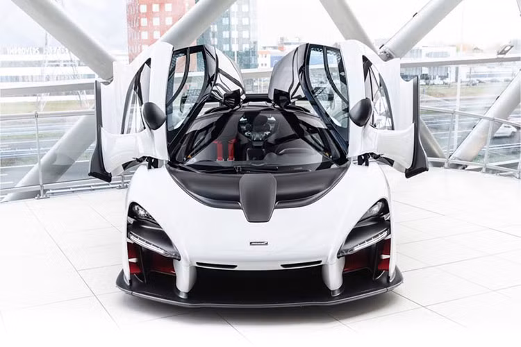 Giá xe McLaren Senna khi xuất xưởng bán ra khoảng 22,3 tỷ đồng, nhưng khi đến Thái Lan, mẫu xe này được một số trang tin ở Thái đồn đoán có giá lên đến 153 tỷ đồng, tức gấp 6 lần giá xe tại Mỹ. Đây là điều gây bất ngờ cho giới mê xe tại Đông Nam Á.