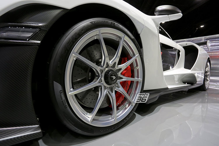 Như vậy sau Singapore, nhà giàu Thái Lan là nơi thứ 2 tại Đông Nam Á có sự xuất hiện của mẫu siêu xe triệu đô McLaren Senna. Khác với chiếc McLaren Senna ở Singapore mang ngoại thất màu xanh Fistral Blue đi kèm các chi tiết bằng sợi carbon bóng, siêu phẩm McLaren Senna đầu tiên đến Thái Lan có màu sơn trắng đi kèm sợi carbon nhám.