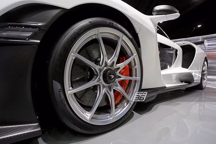 Như vậy sau Singapore, nhà giàu Thái Lan là nơi thứ 2 tại Đông Nam Á có sự xuất hiện của mẫu siêu xe triệu đô McLaren Senna. Khác với chiếc McLaren Senna ở Singapore mang ngoại thất màu xanh Fistral Blue đi kèm các chi tiết bằng sợi carbon bóng, siêu phẩm McLaren Senna đầu tiên đến Thái Lan có màu sơn trắng đi kèm sợi carbon nhám.