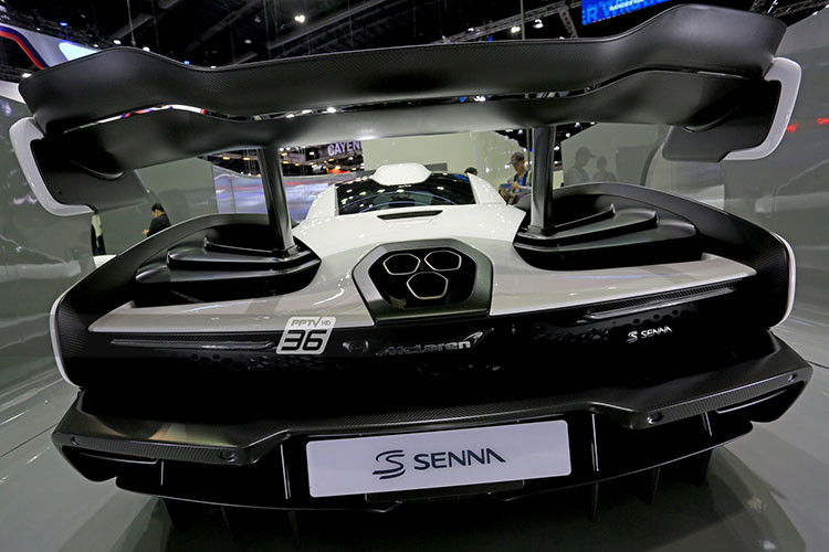 Cả hai chiếc siêu xe McLaren Senna mới đầu tiên đến Đông Nam Á đều có tay lái nghịch, do Singapore và Thái Lan đều sử dụng xe ôtô có vô lăng nằm phía bên phải. Nội thất chiếc McLaren Senna đầu tiên đến Thái Lan được hoàn thành màu đen và sợi carbon.