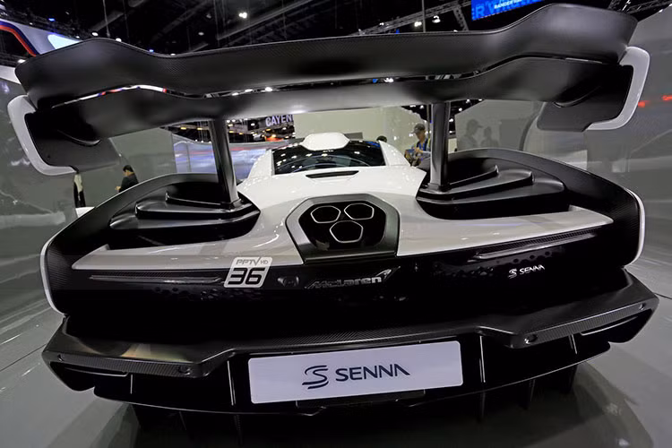 Cả hai chiếc siêu xe McLaren Senna mới đầu tiên đến Đông Nam Á đều có tay lái nghịch, do Singapore và Thái Lan đều sử dụng xe ôtô có vô lăng nằm phía bên phải. Nội thất chiếc McLaren Senna đầu tiên đến Thái Lan được hoàn thành màu đen và sợi carbon.