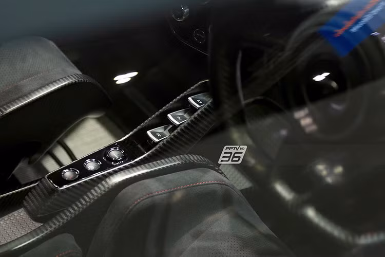 Hãng siêu xe McLaren của Anh quốc xây dựng mẫu Senna nhằm tưởng nhớ đến tay đua huyền thoại Ayrton Senna nên chiếc xe mang trên mình rất nhiều ADN từ bộ môn đua xe F1. 