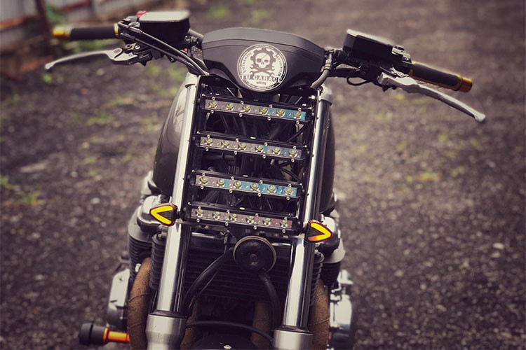 Mới đây, một người chơi xe tại Thanh Hoá đã gửi chiếc xe Honda CB1100 ABS đời 2013 của mình vào TP HCM để nhờ Garage môtô Tự Thanh Đa làm mới lại chiếc "xế yêu" của mình, với mong muốn nó thật độc đáo nhưng vẫn giữ được cái chất của dòng Honda CB huyền thoại.