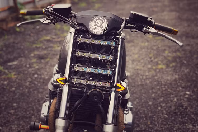 Mới đây, một người chơi xe tại Thanh Hoá đã gửi chiếc xe Honda CB1100 ABS đời 2013 của mình vào TP HCM để nhờ Garage môtô Tự Thanh Đa làm mới lại chiếc "xế yêu" của mình, với mong muốn nó thật độc đáo nhưng vẫn giữ được cái chất của dòng Honda CB huyền thoại.