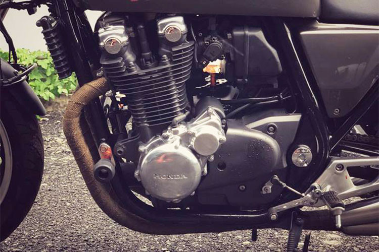 Cung cấp sức mạnh cho Honda CB1100 ABS độ này là khối động cơ 4 xi-lanh thẳng hàng, dung tích 1140cc kết hợp với hộp số 6 cấp. Cụm ống xả kép được thay thế bởi hệ thống ống xả 4 họng đối xứng, trông rất hầm hố đồng thời cũng mang đến tiến nổ uy lực hơn nhiều so với trước đây.