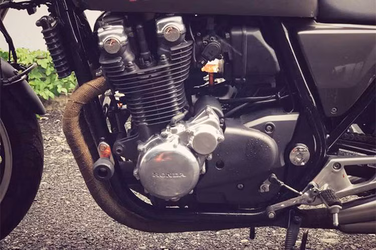 Cung cấp sức mạnh cho Honda CB1100 ABS độ này là khối động cơ 4 xi-lanh thẳng hàng, dung tích 1140cc kết hợp với hộp số 6 cấp. Cụm ống xả kép được thay thế bởi hệ thống ống xả 4 họng đối xứng, trông rất hầm hố đồng thời cũng mang đến tiến nổ uy lực hơn nhiều so với trước đây.