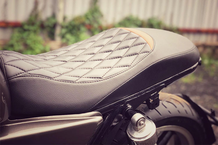 Thiết kế bình xăng lớn nguyên bản đã được các tay thợ độ xe máy ở Sài Gòn gò mới thon hơn và nhỏ hơn. Ghi đông và bao tay của xe được thay thế bằng thương hiệu riroma, yên xe được thiết kế thủ công cá tính hơn.