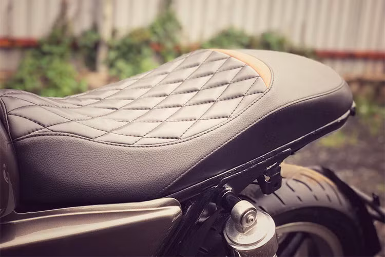 Thiết kế bình xăng lớn nguyên bản đã được các tay thợ độ xe máy ở Sài Gòn gò mới thon hơn và nhỏ hơn. Ghi đông và bao tay của xe được thay thế bằng thương hiệu riroma, yên xe được thiết kế thủ công cá tính hơn.