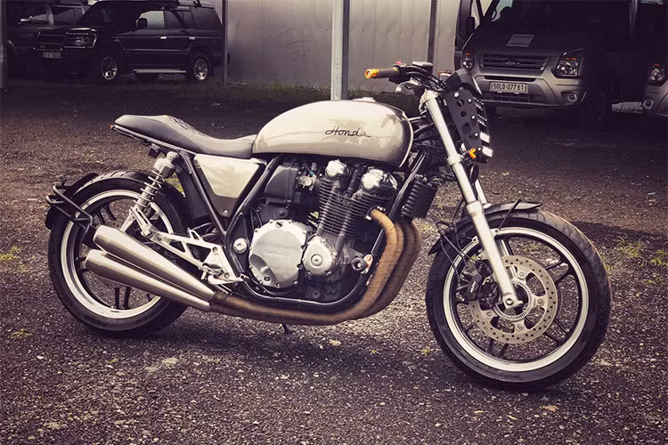 Phía trước của xe, cụm đèn pha dạng halogen "zin" của CB1100 cũng đã được thay thế bởi cụm đèn chiếu sáng dạng LED 4 tầng, chiếu sáng tốt hơn nguyên bản nhưng cũng cá tính và mang vẻ ma mị hơn. hệ thống đèn báo rẽ cũng được rút gọn bằng bóng dạng led cỡ nhỏ...