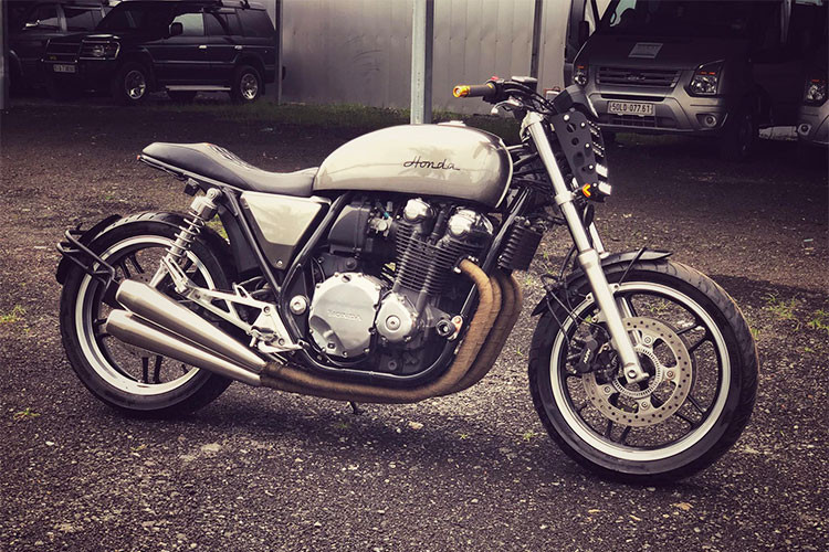 Phía trước của xe, cụm đèn pha dạng halogen "zin" của CB1100 cũng đã được thay thế bởi cụm đèn chiếu sáng dạng LED 4 tầng, chiếu sáng tốt hơn nguyên bản nhưng cũng cá tính và mang vẻ ma mị hơn. hệ thống đèn báo rẽ cũng được rút gọn bằng bóng dạng led cỡ nhỏ...