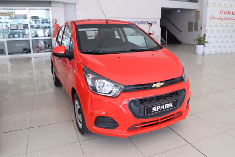 Đáng chú ý là mẫu xe đô thị hạng A - Chevrolet Spark sẽ hưởng mức giảm giá cao nhất lên tới 40 triệu đồng, trong đó mẫu Sprak Duo nhận mức giảm 30 triệu đồng đẩy giá xe xuống còn 269 triệu và trở thành mẫu xe có giá bán thấp nhất trên thị trường hiện nay.