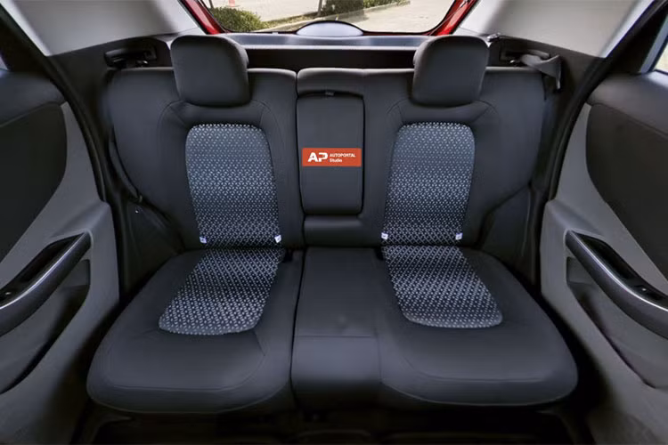 Tata Nexon XMA 2018 có 2 tùy chọn động cơ là loại xăng Revotron 1.2 lít và động cơ dầu (diesel) Revotorq 1.5 lít tương tự Tata Nexon XZA +.