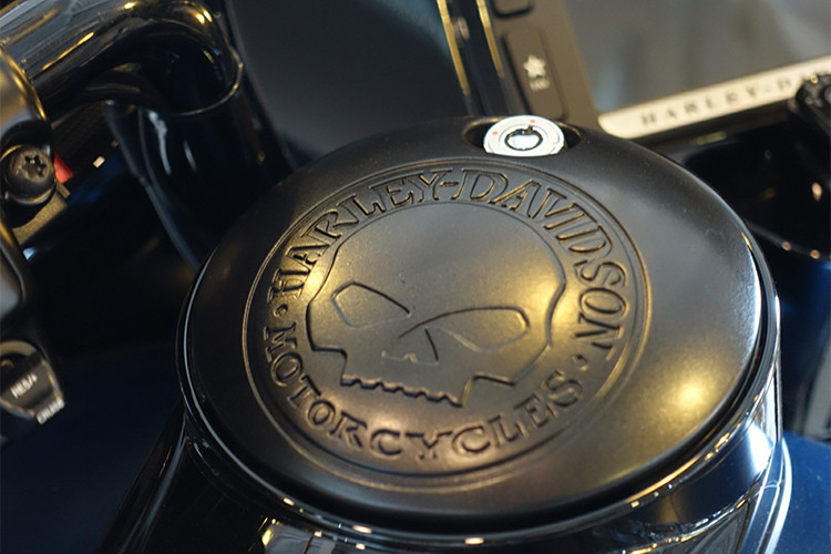 Nằm phía sau bộ quây gió của chiếc xe là bảng đồng hồ với 4 đồng hồ chỉ báo các thông số khác nhau, bên dưới là hệ thống thông tin giải trí với màn hình cảm ứng 6,5 inch được tích hợp sẵn tính năng định vị GPS và được kết nối với hệ thống âm thanh BOOM! Box 6.5 GT. Người dùng cũng có thể phát nhạc qua điện thoại thông qua kết nối Bluetooth.