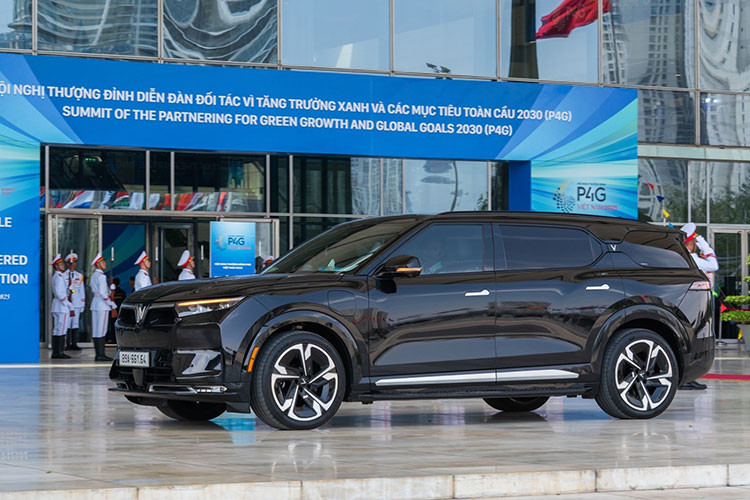 Trong khuôn khổ Hội nghị Thượng đỉnh Đối tác vì Tăng trưởng Xanh và Mục tiêu Toàn cầu 2030 (P4G) tổ chức tại Việt Nam từ ngày 15 - 17/4/2025, sự xuất hiện của đội xe điện VinFast VF8 và VF9 hiện đại dùng để chuyên chở khách mời quốc tế đã thu hút sự chú ý đặc biệt. 