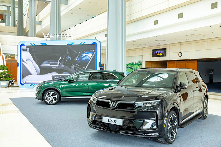 Bên cạnh đó, VinFast cũng tích cực áp dụng các biện pháp giảm thiểu phát thải nước và hóa chất độc hại, cùng chiến lược sản xuất, quản lý và tái chế pin hoàn chỉnh, giúp hạn chế tối đa các tác hại đến môi trường và hướng đến một tương lai bền vững.