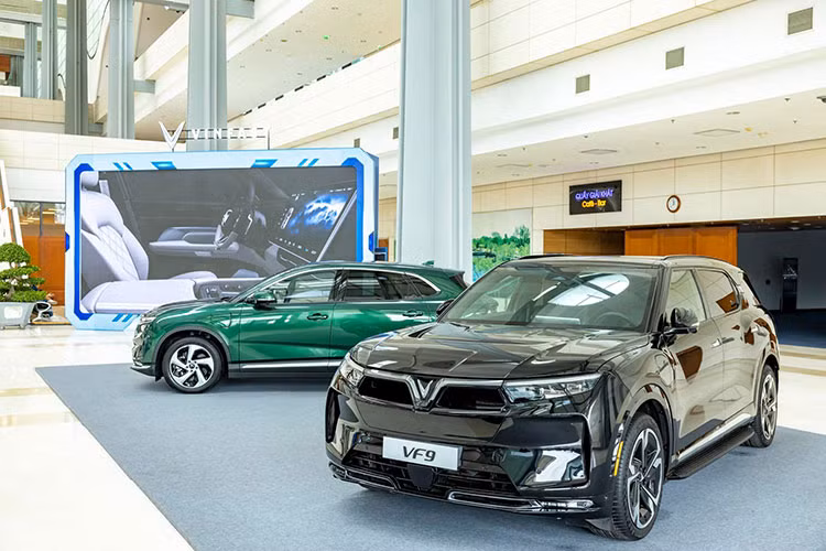 Bên cạnh đó, VinFast cũng tích cực áp dụng các biện pháp giảm thiểu phát thải nước và hóa chất độc hại, cùng chiến lược sản xuất, quản lý và tái chế pin hoàn chỉnh, giúp hạn chế tối đa các tác hại đến môi trường và hướng đến một tương lai bền vững.