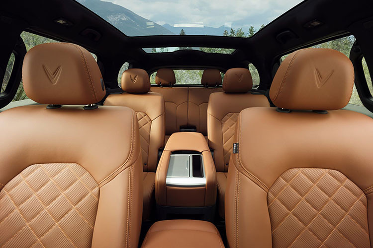 Bên cạnh đội xe đưa đón, thương hiệu VinFast còn có góp mặt tại Triển lãm Tăng trưởng xanh - một hoạt động bên lề hội nghị. Tại đây, hai mẫu xe VF8 và VF9 được trưng bày ở vị trí trang trọng, thu hút sự chú ý của đông đảo đại biểu quốc tế. 