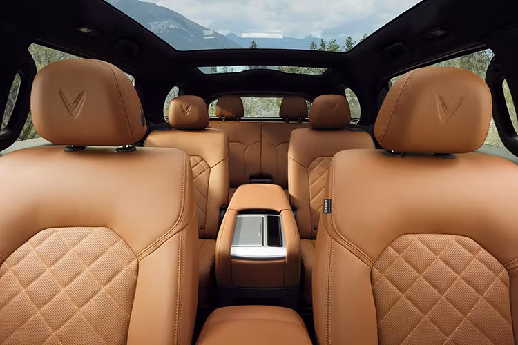 Bên cạnh đội xe đưa đón, thương hiệu VinFast còn có góp mặt tại Triển lãm Tăng trưởng xanh - một hoạt động bên lề hội nghị. Tại đây, hai mẫu xe VF8 và VF9 được trưng bày ở vị trí trang trọng, thu hút sự chú ý của đông đảo đại biểu quốc tế. 