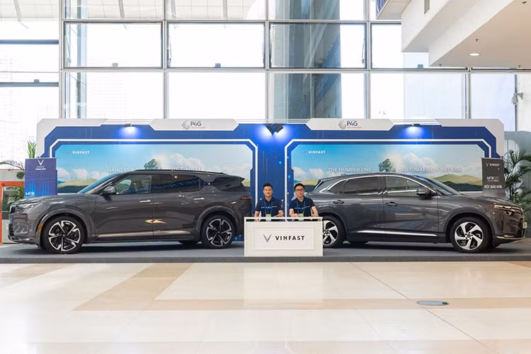 Việc lựa chọn xe điện để phục vụ cho hoạt động đưa đón đại biểu không chỉ thể hiện sự chuyên nghiệp trong công tác tổ chức mà còn truyền tải thông điệp mạnh mẽ về cam kết bảo vệ môi trường của nước chủ nhà.