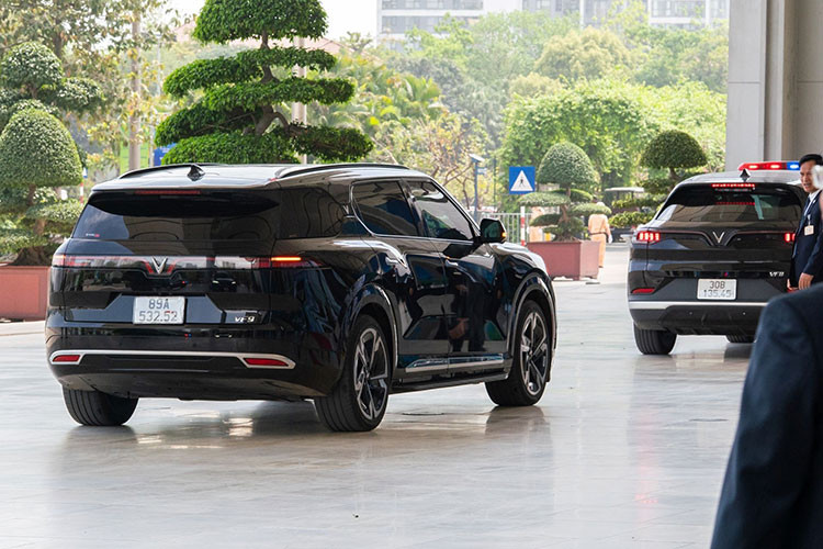 Được biết, đội xe SUV điện Vinfast VF8 và VF9 phục vụ Hội nghị lần này thuộc sở hữu của Công ty Green Future (GF) - đơn vị chuyên cho thuê và kinh doanh xe điện, do Tập đoàn Vingroup của tỷ phú Phạm Nhật Vượng hậu thuẫn.