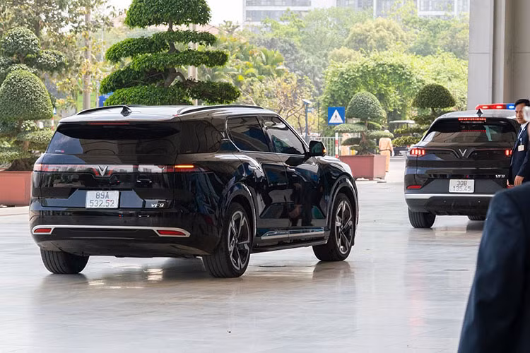 Được biết, đội xe SUV điện Vinfast VF8 và VF9 phục vụ Hội nghị lần này thuộc sở hữu của Công ty Green Future (GF) - đơn vị chuyên cho thuê và kinh doanh xe điện, do Tập đoàn Vingroup của tỷ phú Phạm Nhật Vượng hậu thuẫn.
