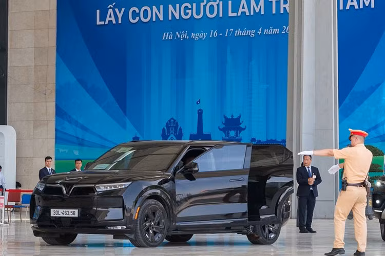 Các mẫu xe SUV thuần điện VinFast VF8 và VF9 được sử dụng tại hội nghị năm nay phù hợp với tinh thần bền vững và thân thiện với môi trường mà hội nghị hướng đến. Đáng chú ý, mẫu VF9 - dòng SUV cao cấp nhất của VinFast - từng là tâm điểm tại nhiều sự kiện quốc tế tổ chức trong nước.