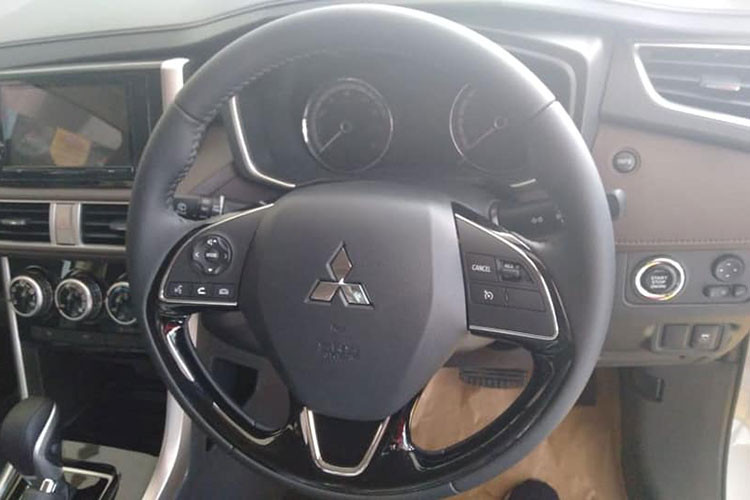 Phiên bản Xpander Cross vẫn được sử dụng động cơ xăng 4 xi-lanh, DOHC 16 van, dung tích 1,5 lít, sản sinh công suất tối đa 104 mã lực tại vòng tua máy 6.000 vòng/phút và mô-men xoắn cực đại 141 Nm tại vòng tua máy 4.000 vòng/phút. Động cơ kết hợp cùng hệ dẫn động cầu trước và hộp số sàn 5 cấp hoặc tự động 4 cấp. 