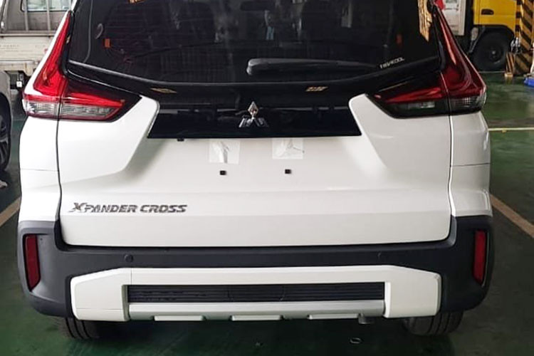 Ngoài ra, xe còn có baga nóc và chiều cao gầm được nâng 20 mm lên 225 mm. Những chi tiết này giúp Mitsubishi Xpander Cross 2020 mới trông giống xe SUV hơn so với hiện tại. Trên cửa cốp sau còn có logo “Xpander Cross”, tương tự trên nắp capô, như dấu hiệu nhận biết rõ ràng nhất.