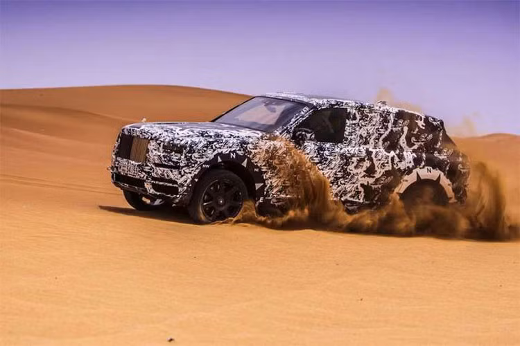 Theo đại diện của hãng xe Rolls-Royce cho hay, Viewing Suite trên Cullinan sẽ là “một trong những tính năng mà chỉ có những nhà thiết kế và nghệ nhân Rolls-Royce mới có thể nghĩ tới và tạo ra”. Cặp ghế và bàn này được bọc da sang chảnh với các đường viền kim loại đẹp mắt.