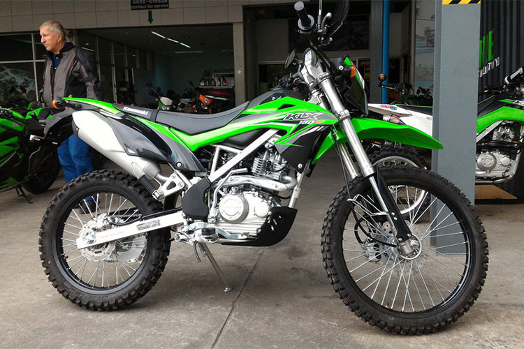 Kawasaki KLX 150 giá 79 triệu đồng. Đây là mẫu xe cào cào cỡ nhỏ được Kawasaki trang bị khối động cơ xilanh đơn, SOHC, 144cc làm mát bằng gió, 5 cấp số, cho ra công suất cực đại 12 mã lực tại vòng tua 8.000 vòng/phút, mô-men xoắn 11.3 Nm tại vòng tua 6.500 vòng/phút.