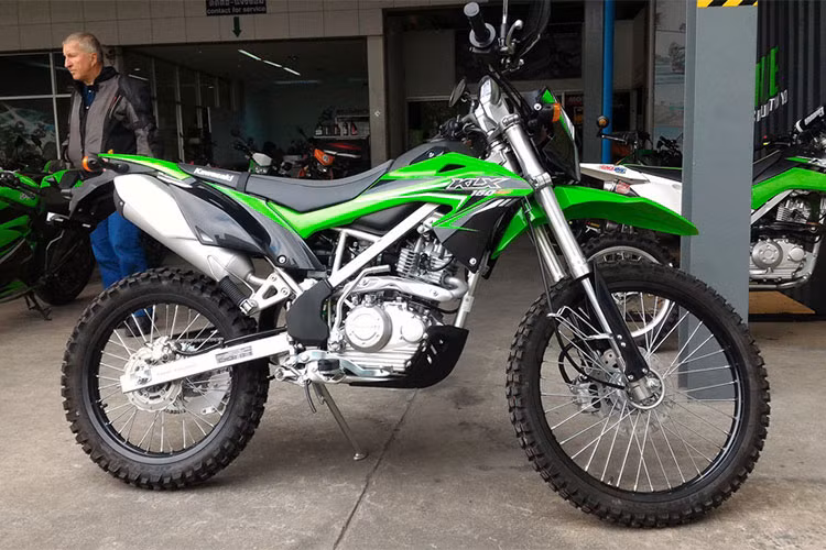 Kawasaki KLX 150 giá 79 triệu đồng. Đây là mẫu xe cào cào cỡ nhỏ được Kawasaki trang bị khối động cơ xilanh đơn, SOHC, 144cc làm mát bằng gió, 5 cấp số, cho ra công suất cực đại 12 mã lực tại vòng tua 8.000 vòng/phút, mô-men xoắn 11.3 Nm tại vòng tua 6.500 vòng/phút.