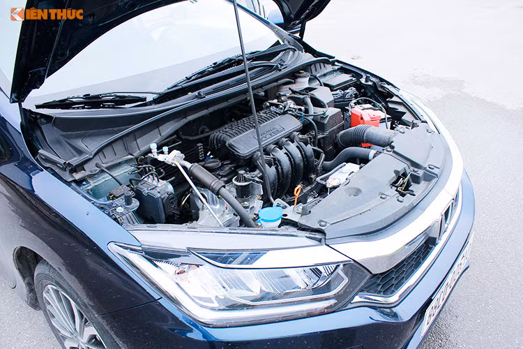 Động cơ của City 2017 tại Việt Nam vẫn là máy xăng 4 xy-lanh i-VTEC, dung tích 1,5 lít, sản sinh công suất tối đa 150 mã lực tại vòng tua máy 6.600 vòng/phút và mô-men xoắn cực đại 145 Nm tại vòng tua máy 4.600 vòng/phút. Động cơ kết hợp với hộp số CVT công nghệ Earth Dreams.