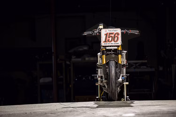 Victory Project 156 được loại bỏ hết các thành phần không cần thiết, nó đẹp một cách hầm hố, thuần khiết nhưng lại vừa dữ tợn và đầy hăm dọa.