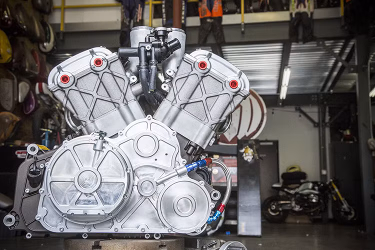 Khối động cơ khổng lồ được để lộ thiên và thân xe chỉ bao gồm những thành phần cơ bản nhất bằng sợi các-bon. 