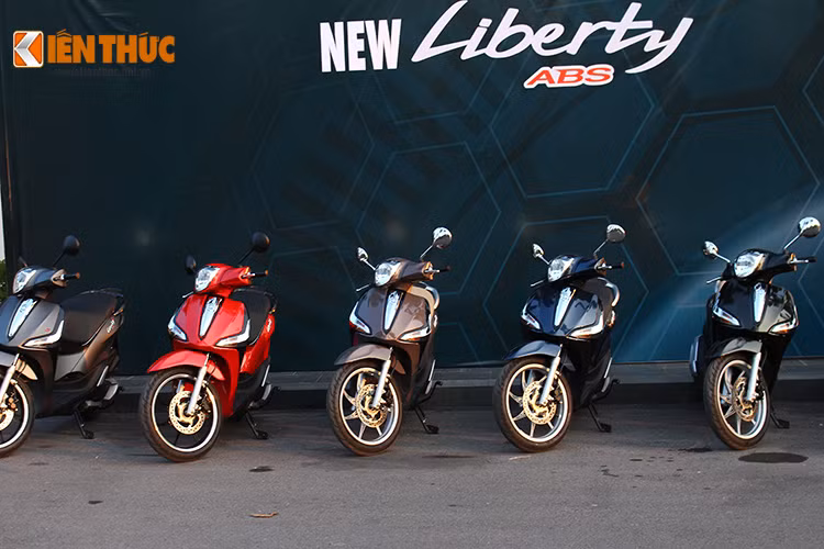 Liberty mới có 2 phiên bản: Liberty ABS và Liberty S ABS. Về ngoại hình thì Liberty ABS cũng có một số thay đổi dễ nhận thấy ở phần đèn xi-nhan, ốp dưới yên, đèn hậu cùng bánh mâm màu đen 16” lớn hơn. 