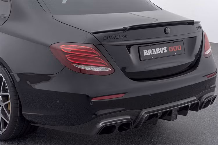 Với chế độ Coming Home, hệ thống xả trên chiếc Mercedes-AMG E63 S - Brabus 700 được đánh giá êm chỉ như một chiếc E-Class bình thường.