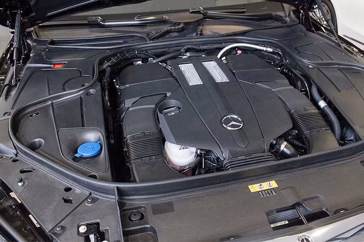 Điểm nhấn của Mercedes-Maybach S450 4Matic phiên bản 2018 là được trang bị động cơ V6 3.0L đạt công suất 367 mã lực tại 5.500-6.000v/ph, mô-men xoắn 500Nm tại 1.800-4.500v/ph. Sức mạnh được truyền tới cả 4 bánh thông qua hộp số tự động 9 cấp 9G-TRONIC, dẫn động cầu sau.