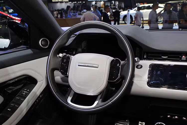 Về giải trí và tiện nghi, ngoài hỗ trợ Apple CarPlay và Android Auto, Range Rover Evoque 2019 còn sở hữu hệ thống thông tin giải trí InControl Touch Pro Duo do chính Jaguar-Land Rover phát triển. Hệ thống này có thể nhận được các bản cập nhật OTA cho phép người dùng liên tục có các tính năng mới mà không cần mang xe tới hãng.