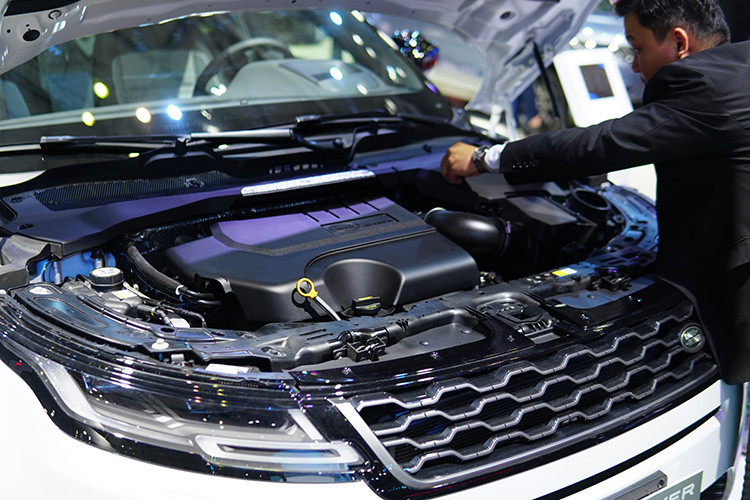 Về truyền động, hiện tại Jaguar - Land Rover Việt Nam chưa công bố thông số chi tiết về trang bị động cơ trên Evoque 2019. Tuy nhiên, nhiều khả năng xe sẽ sử dụng khối động cơ 4 xy-lanh tăng áp 2.0L cùng hộp số tự động 9 cấp, cho ra công suất tối đa 249 mã lực cùng 365 nm mô-men xoắn cực đại.