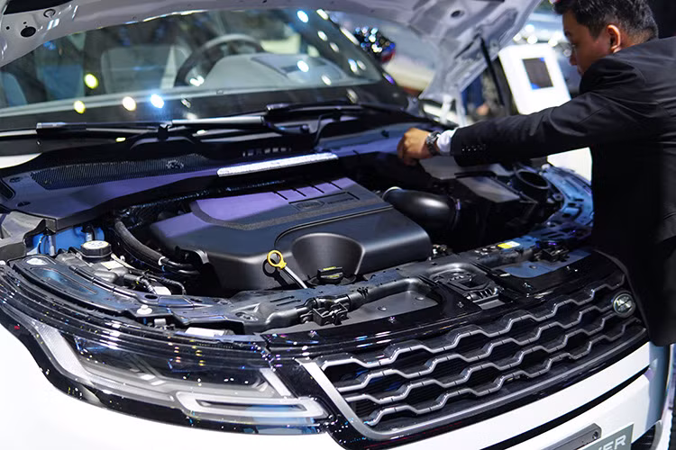 Về truyền động, hiện tại Jaguar - Land Rover Việt Nam chưa công bố thông số chi tiết về trang bị động cơ trên Evoque 2019. Tuy nhiên, nhiều khả năng xe sẽ sử dụng khối động cơ 4 xy-lanh tăng áp 2.0L cùng hộp số tự động 9 cấp, cho ra công suất tối đa 249 mã lực cùng 365 nm mô-men xoắn cực đại.