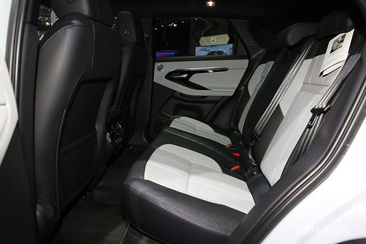 Theo công bố, khoang cabin của Evoque 2019 đã được nới rộng nhờ chiều dài cơ sở tăng đáng kể so với người tiền nhiệm. Cụ thể, khoảng duỗi chân của hành khách tăng 20mm... Khoang hành lý cũng rộng hơn khoảng 10%, đạt 591 lít và con số này tăng lên 1.383 lít khi gập hàng ghế thứ hai.